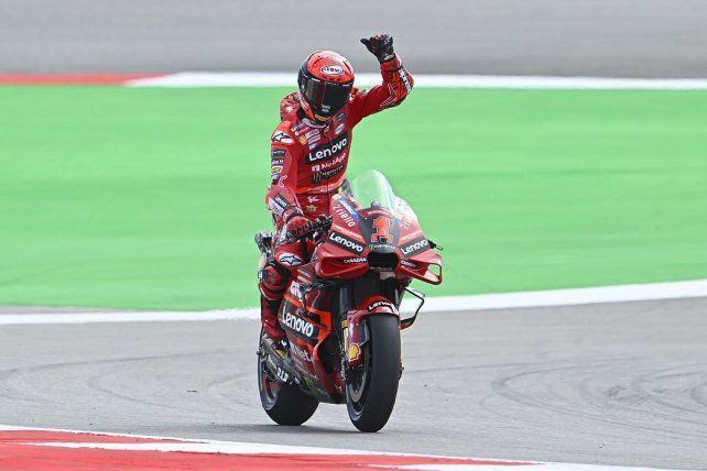 El campeón Bagnaia mostró su chapa en el inicio de la temporada de MotoGP