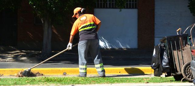 La Municipalidad intensifica el barrido de hojas de árboles.