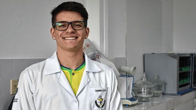 Pasante. Hadrien estudia Farmacia en la Universidade Estadual do Oeste do &nbsp;Paraná.&nbsp;