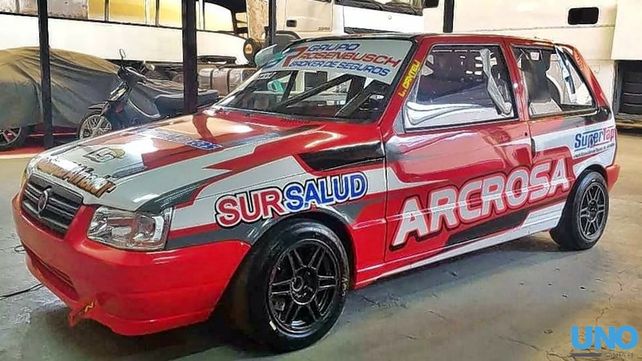 El santafesino Lucas Canteli estrenó en Paraná el nuevo auto con el que competirá en el Turismo Pista el año próximo.