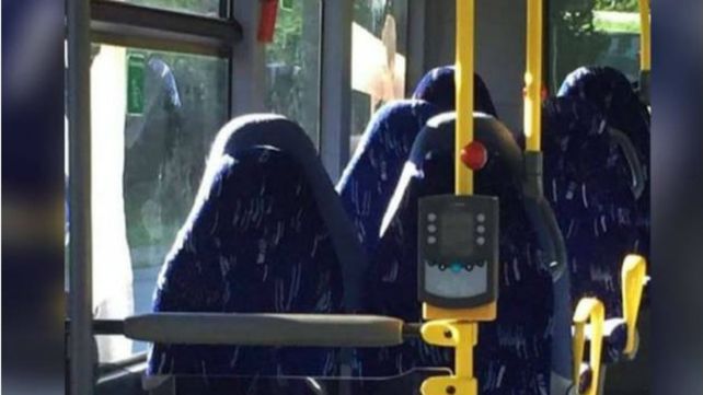 Un grupo racista confundió la imagen de un ómnibus vacío con mujeres con burka