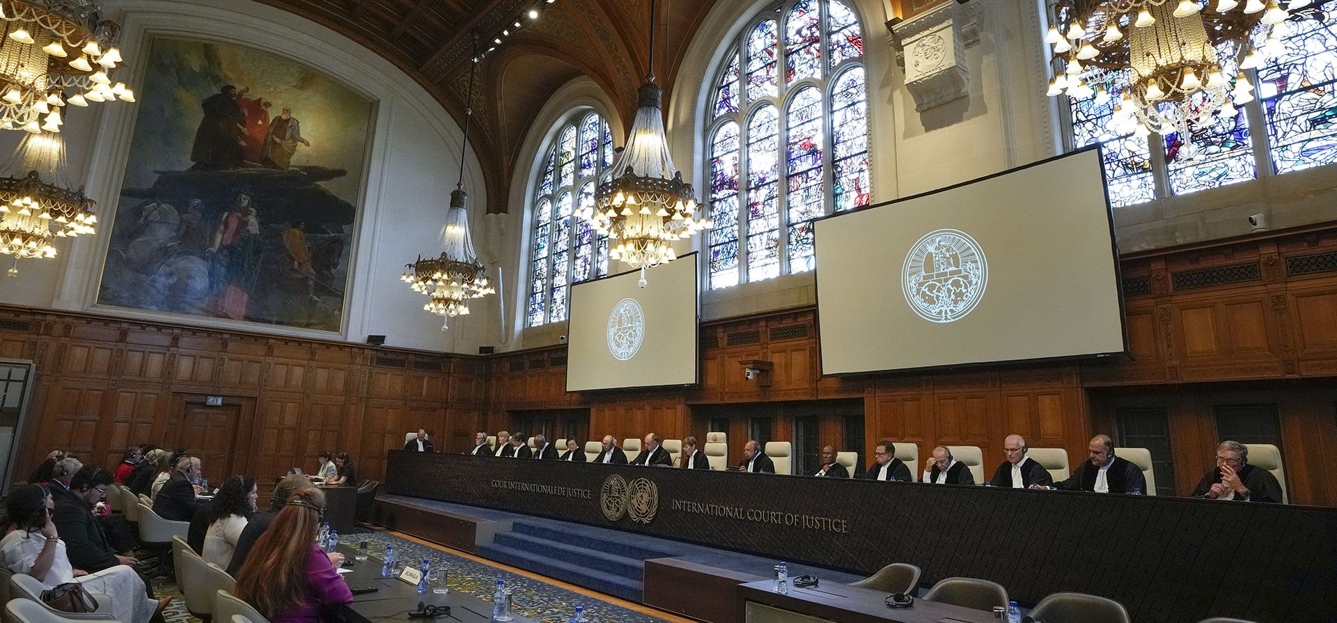 La jueza presidente Joan Donoghue, centro, comienza a leer el veredicto de la Corte Mundial en La Haya, Países Bajos, el jueves 13 de julio de 2023, donde la máxima corte de las Naciones Unidas dicta su sentencia en una larga disputa fronteriza marítima entre Nicaragua y Colombia. (Foto AP/Peter Dejong) La jueza presidente Joan Donoghue, centro, comienza a leer el veredicto de la Corte Mundial en La Haya, Países Bajos, el jueves 13 de julio de 2023, donde la máxima corte de las Naciones Unidas dicta su sentencia en una larga disputa fronteriza marítima entre Nicaragua y Colombia. (Foto AP/Peter Dejong)