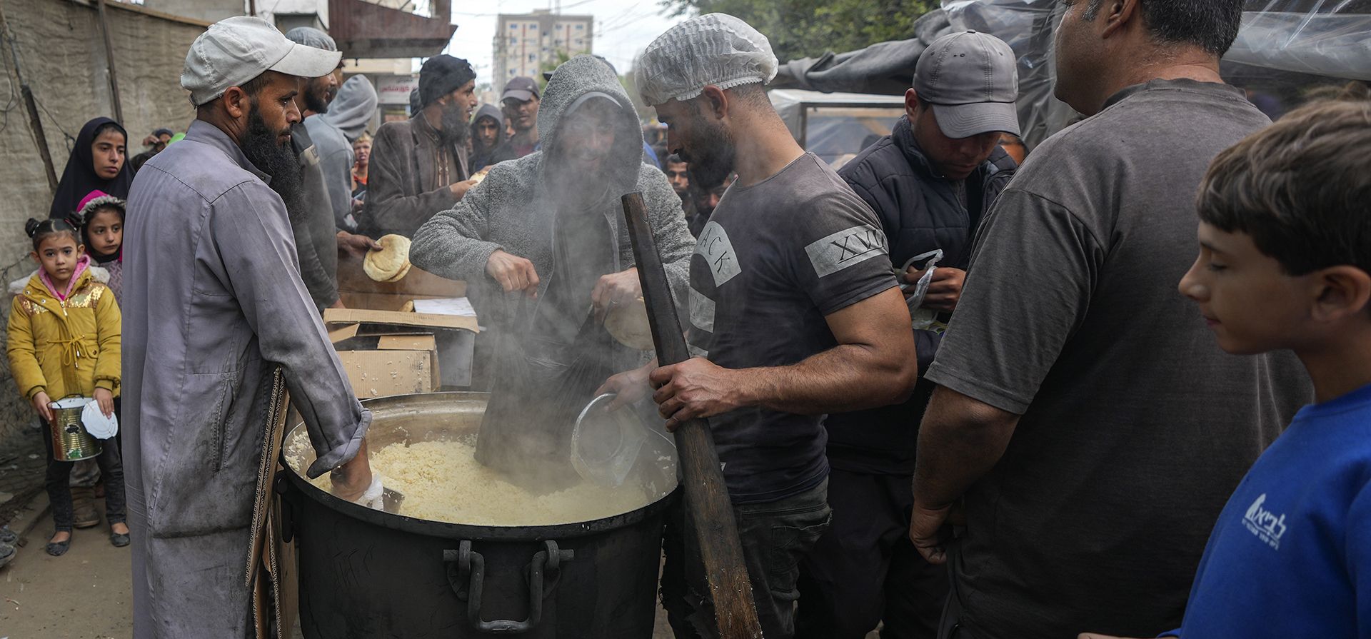 Palestinos reciben alimentos en un comedor de distribución de alimentos en Deir al-Balah, Franja de Gaza, el jueves 28 de noviembre de 2024. (Foto AP/Abdel Kareem Hana) Palestinos reciben alimentos en un comedor de distribución de alimentos en Deir al-Balah, Franja de Gaza, el jueves 28 de noviembre de 2024. (Foto AP/Abdel Kareem Hana)