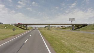 Tiraron un pedazo de cemento sobre el parabrisas de un auto y casi provocan una tragedia