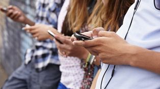 Alerta. Niños y adolescentes acceden sin líimites a las redes sociales y eso trae secuelas físicas y psíquicas