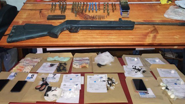 Secuestran drogas, armas y dinero en barrio Paraná XVI: hay tres detenidos