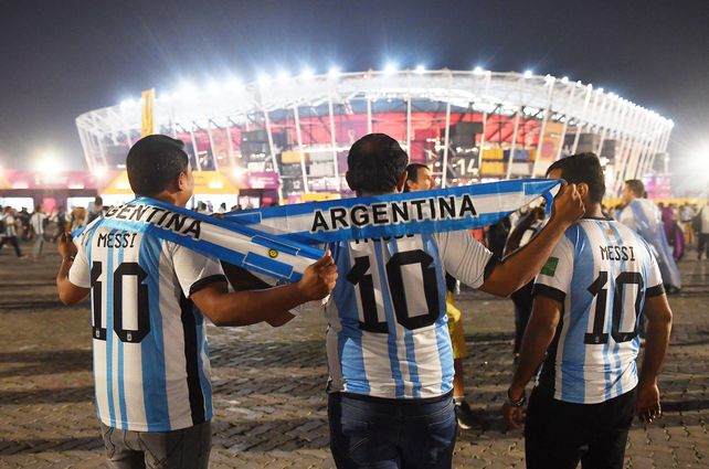 En fotos: las postales con hinchas argentinos alentando en el partido decisivo contra Polonia