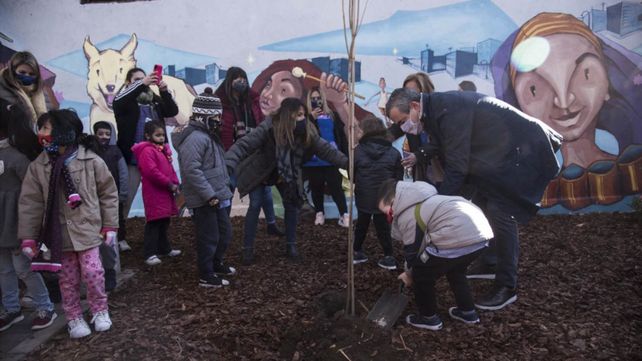 El intendente Javkin y los chicos de un jardín de infantes de la zona de Rui Barbosa y Bermúdez plantaron árboles en la plaza de bolsillo.&nbsp;
