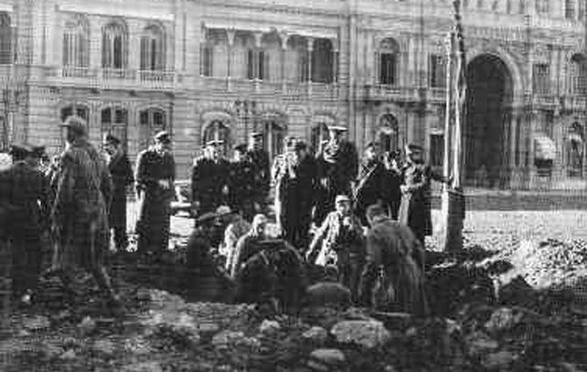Militares remueven los escombros frente a la Casa Rosada en busca de cuerpos de las víctimas de los bombardeos.