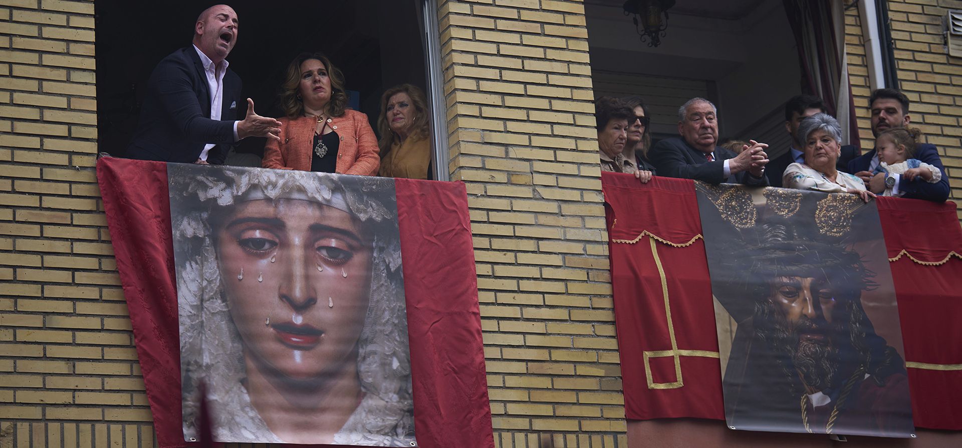 Un hombre canta una saeta al Cristo de la Hermandad del Cerro mientras procesiona por las calles de Sevilla durante la Semana Santa, el martes 15 de abril de 2025. (Foto AP/Emilio Morenatti) Un hombre canta una saeta al Cristo de la Hermandad del Cerro mientras procesiona por las calles de Sevilla durante la Semana Santa, el martes 15 de abril de 2025. (Foto AP/Emilio Morenatti)