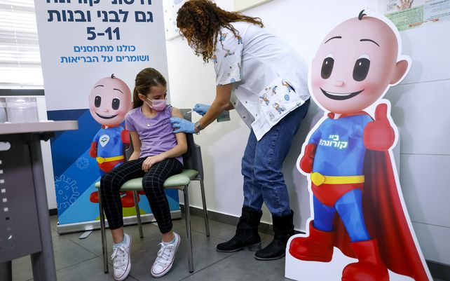 Una niña israelí recibe su primera vacuna Pfizer-BioNTech COVID-19 del personal médico de los servicios de salud de Clalit en Tel Aviv