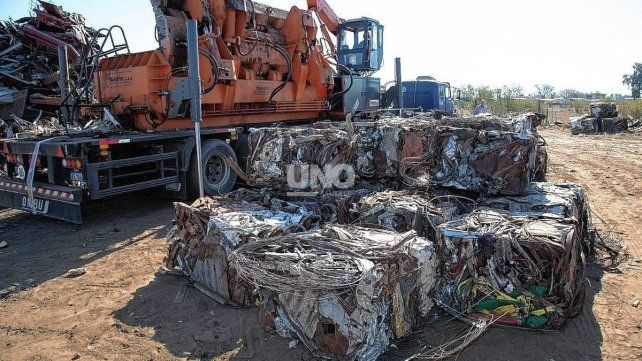 En lo que va de la actual gestión de gobierno se compactaron 1.700 vehículos (autos y motos) y 400 toneladas de materiales. En lo que va de la actual gestión de gobierno se compactaron 1.700 vehículos (autos y motos) y 400 toneladas de materiales.