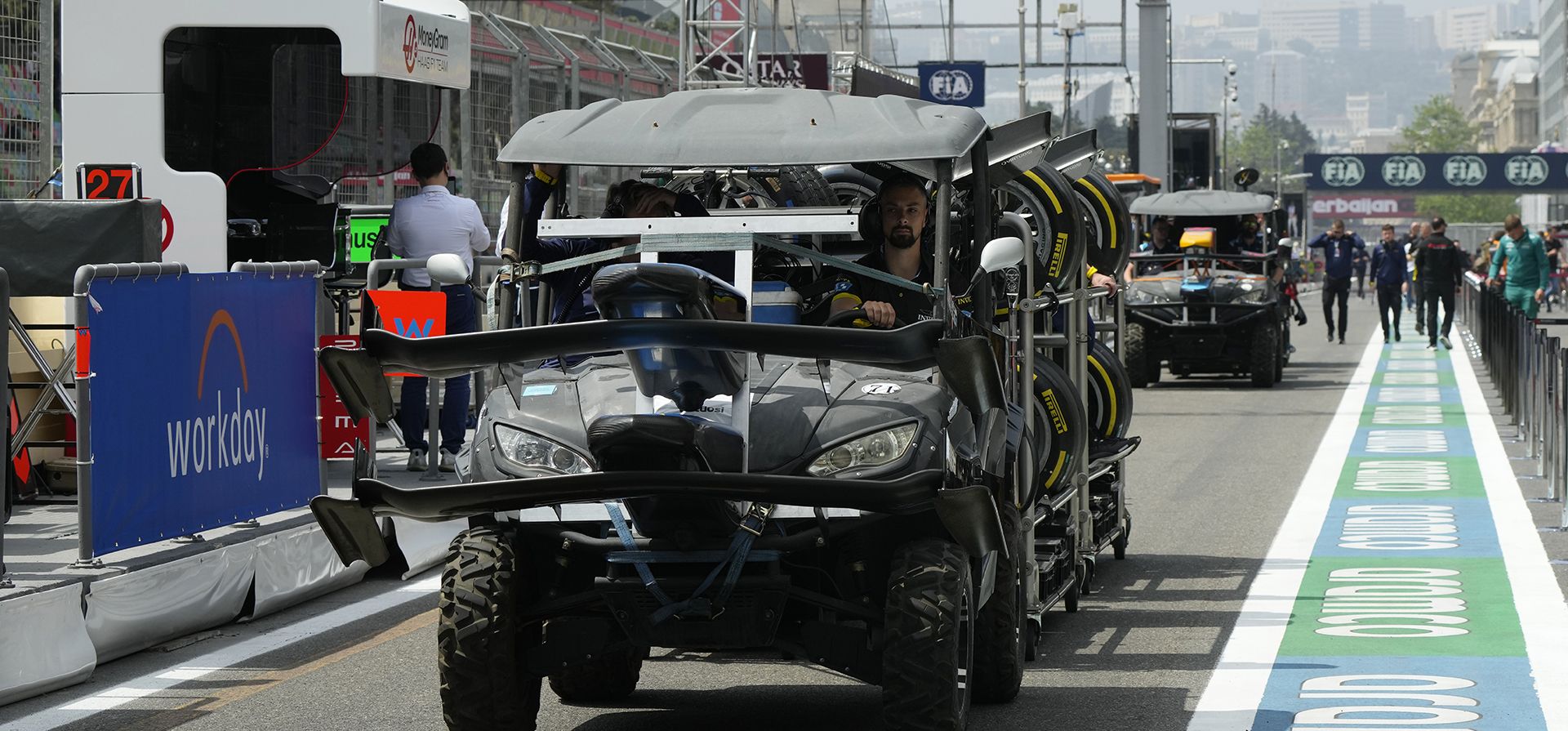 Los mecánicos mueven neumáticos antes de una sesión de práctica en el circuito de Bakú, en Bakú, Azerbaiyán, el viernes 28 de abril de 2023. El Gran Premio de Fórmula Uno se llevará a cabo el domingo 30 de abril de 2023. (Foto AP/Sergei Grits)