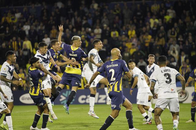 Sández convierte de cabeza ante Vélez. Ese día el Canalla le puso freno al hoy mejor equipo del fútbol argentino.