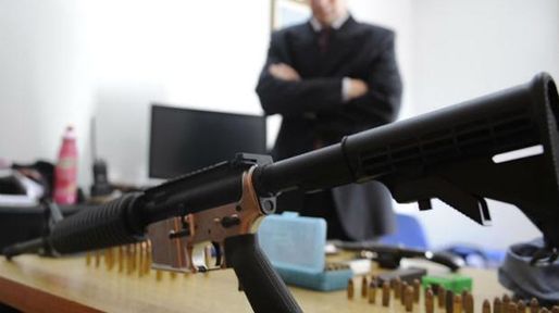 Una línea telefónica gratuita para denunciar armas ilegales
