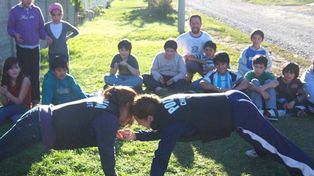 Echan a un capell&aacute;n de Esquel por formar un grupo de ni&ntilde;os polic&iacute;as