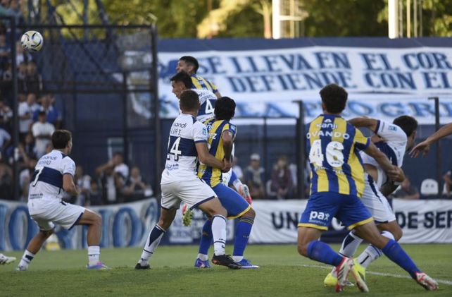 En la previa del último clásico, Central ganó 2-1 en La Plata con goles de Enzo Giménez y Gastón Ávila.