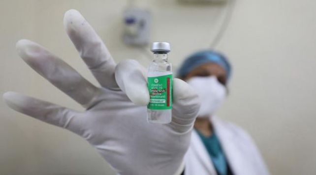 La vacuna fue desarrollada por el Serum Institute de India en colaboración con la Universidad de Oxford y AstraZéneca.&nbsp;