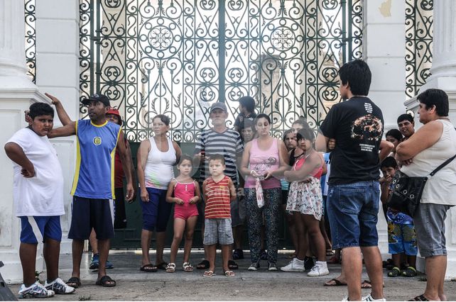 Los vecinos reclamando información frente al cementerio.