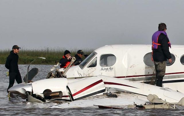 Destrozado. El Beechcraft King Air de dos motores accidentado evidencia la violencia del impacto.