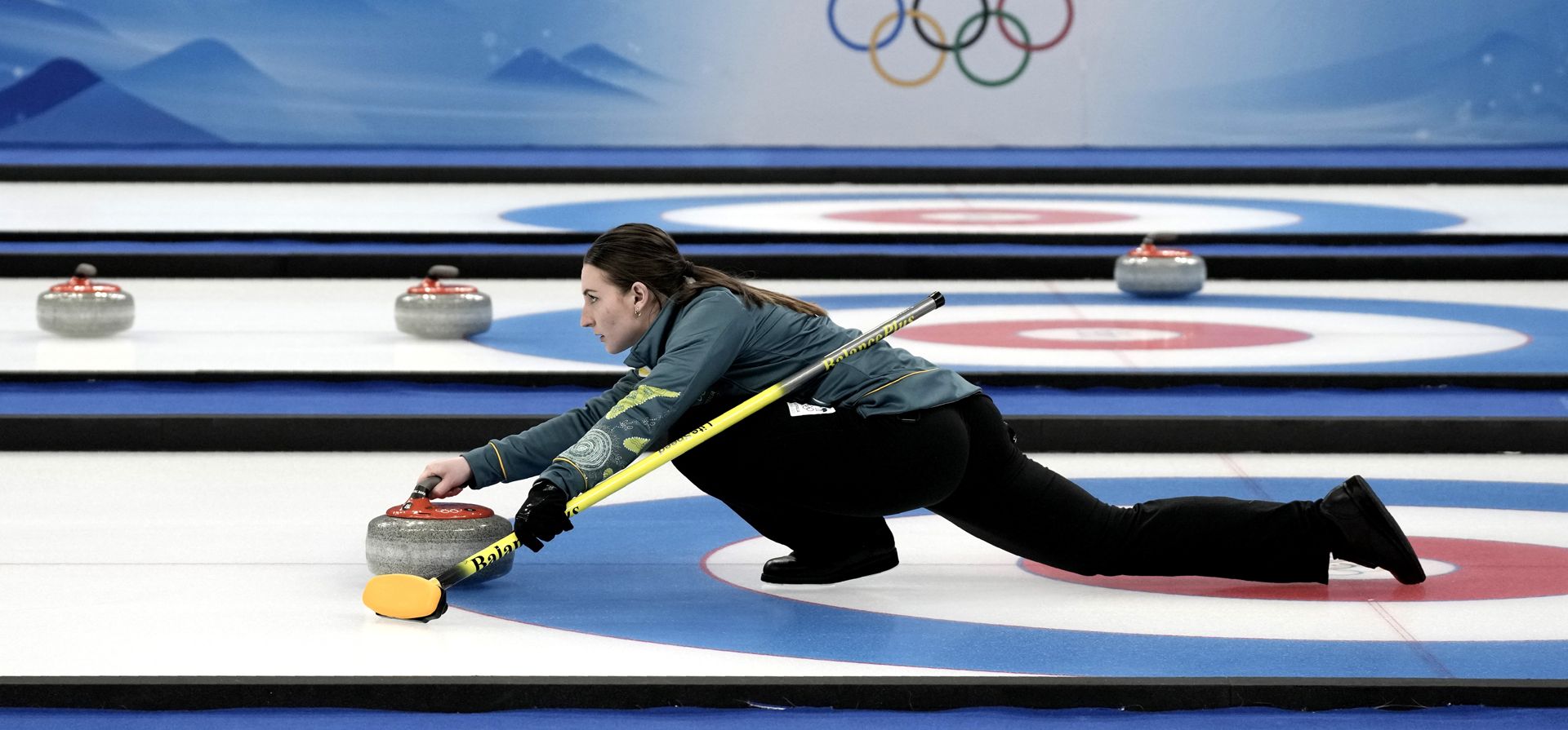 La australiana Tahli Gill lanza una piedra durante su partido de curling de dobles mixtos contra Estados Unidos, durante los Juegos Olímpicos de Invierno de 2022, el miércoles 2 de febrero de 2022 en Beijing.