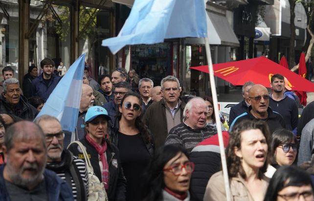 El candidato a diputado nacional Agustín Rossi (Fuerza Patria) estuvo presente en el reclamo de las pymes.