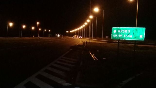Un colectivo chocó contra un guardrail y un poste de iluminación en la ruta nacional 14