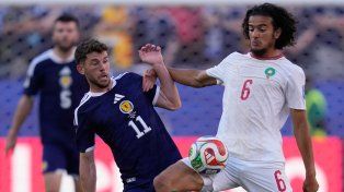 Ryan Christie y Ayyoub Bouadd van con toda por el esférico. Ganaron los africanos.