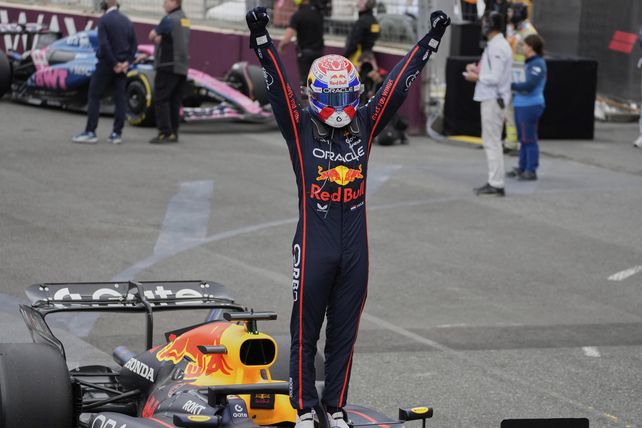 La victoria de Verstappen en Bakú lo acercó a los McLaren en el campeonato.