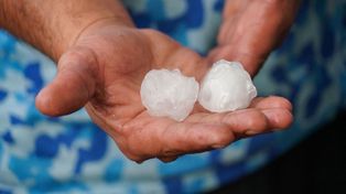 Una granizada breve pero intensa se precipitó en algunas zonas de Rosario.