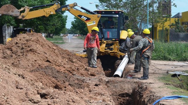 El plan de desagües cloacales involucra al barrio Hostal del Sol Este