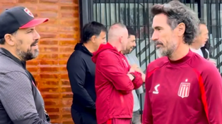 Cristian Fabbiani, DT de Newells, con Eduardo Domínguez, entrenador de Estudiantes.&nbsp;
