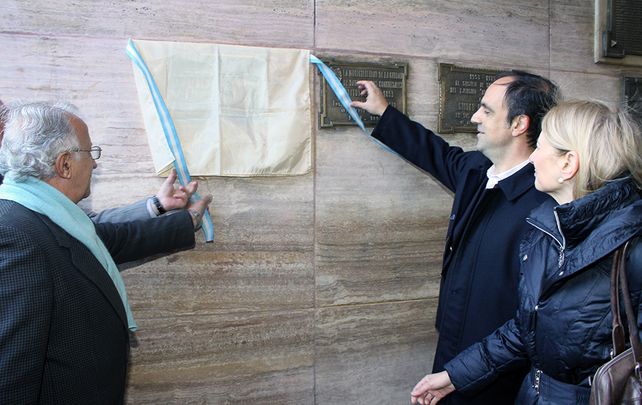 Una placa en el Palacio Municipal recuerda al exintendente Enrique Muttis