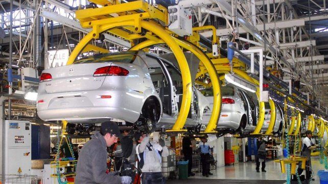 Luis Caputo anunció rebaja de aranceles e impuestos para las automotrices. En este contexto de crisis Acara había reconocido que las ventas están paradas.