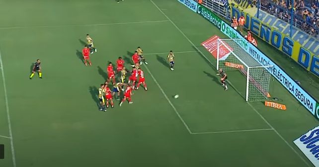 Alejo Veliz se hizo fuerte dentro del área de Arsenal y estampó el gol de la victoria.