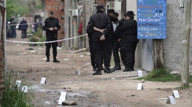 Reguero de balas en Nuevo Alberdi. Efectivos policiales en el lugar donde murió un joven de 23 años y otro de 18 sufrió graves heridas.