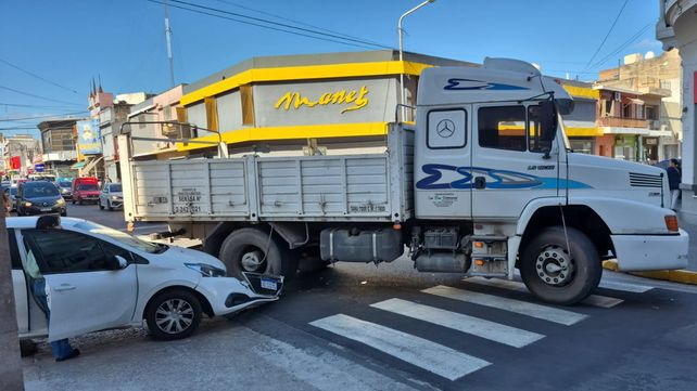 Un automóvil Peugeot 208 y un camión mercedes Benz tipo tolva chocaron cuando circulaban en el mismo sentido