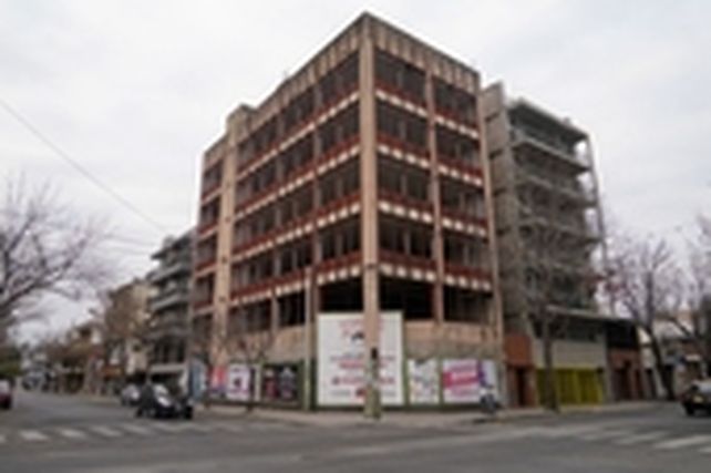 Del edificio del Iapos al pozo de la Yerbatera Martin: las obras abandonadas en el centro de Rosario