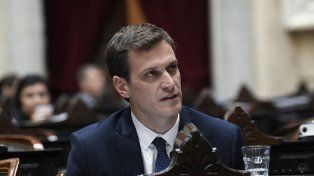 Un diputado compró un rifle por internet y lo recibió en el Congreso