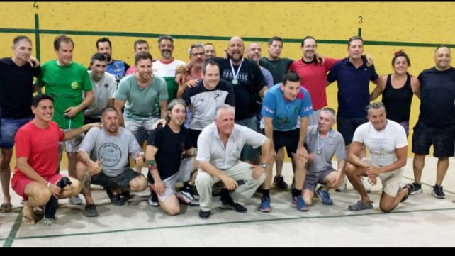 Todos juntos. Pelotaris y dirigentes del club Fábrica de Armas Domingo Matheu