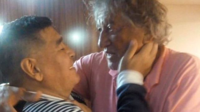 Maradona le demostr&oacute; todo su afecto al Trinche Carlovich.