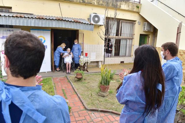 ARRANQUE. La titular del Pami (de espaldas) aplaude el pinchazo a una jubilada.