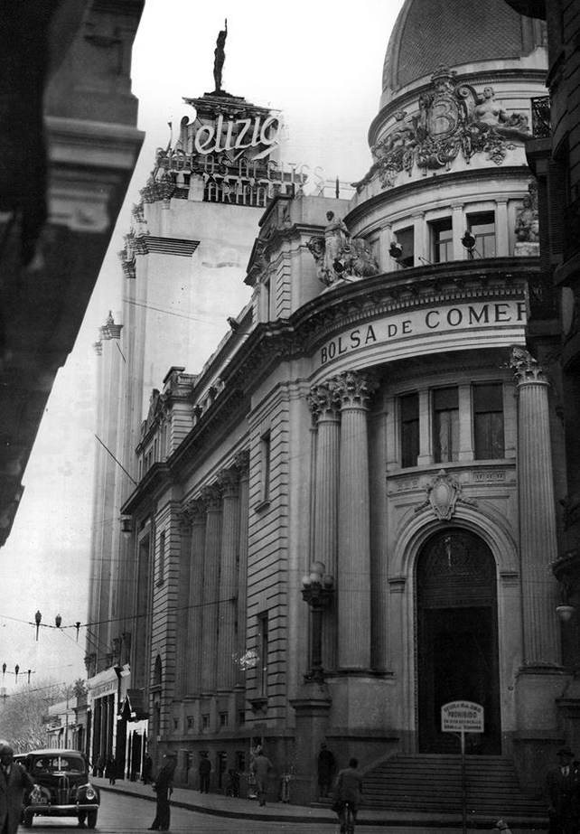 1937. Córdoba y Corrientes. La Bolsa de Comercio se inauguró en 1929 y el palacio Minetti, detrás, en 1931. Dos edificios cercanos en tiempo y espacio. 