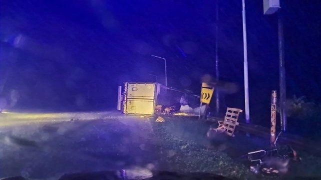 Camión volcado en Laguna Paiva. Los vecinos saquearon los 48 pallets de pollos congelados