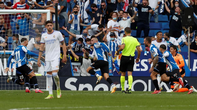 El Espanyol de Barcelona derrotó como local al Real Madrid por 2-1.
