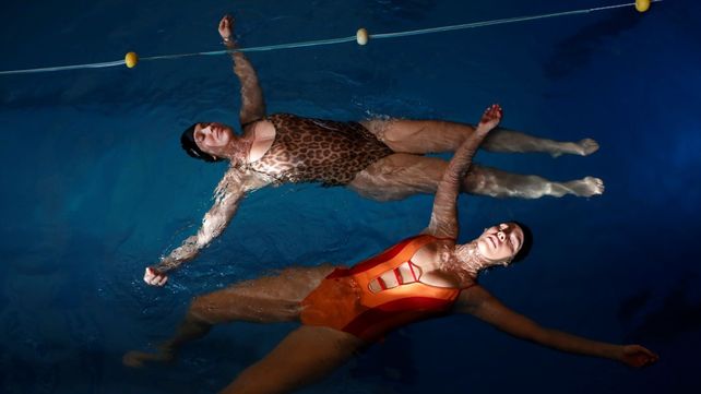 El agua y el cuerpo son protagonistas en Las cosas que pensé en la ducha
