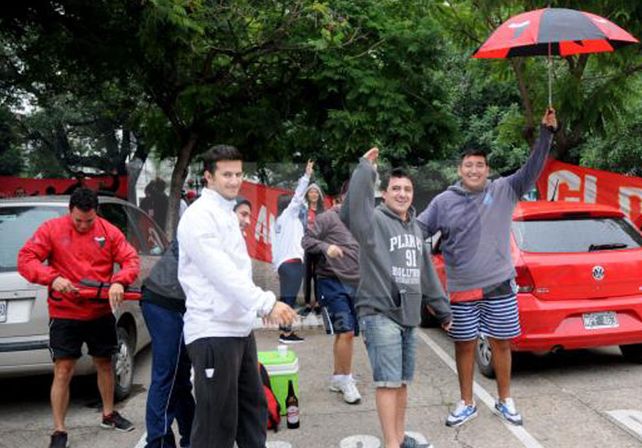 La previa del clásico: a puro chori, asado y amigos