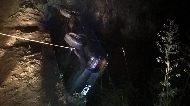 Conductor despistó y cayó a una alcantarilla con su auto