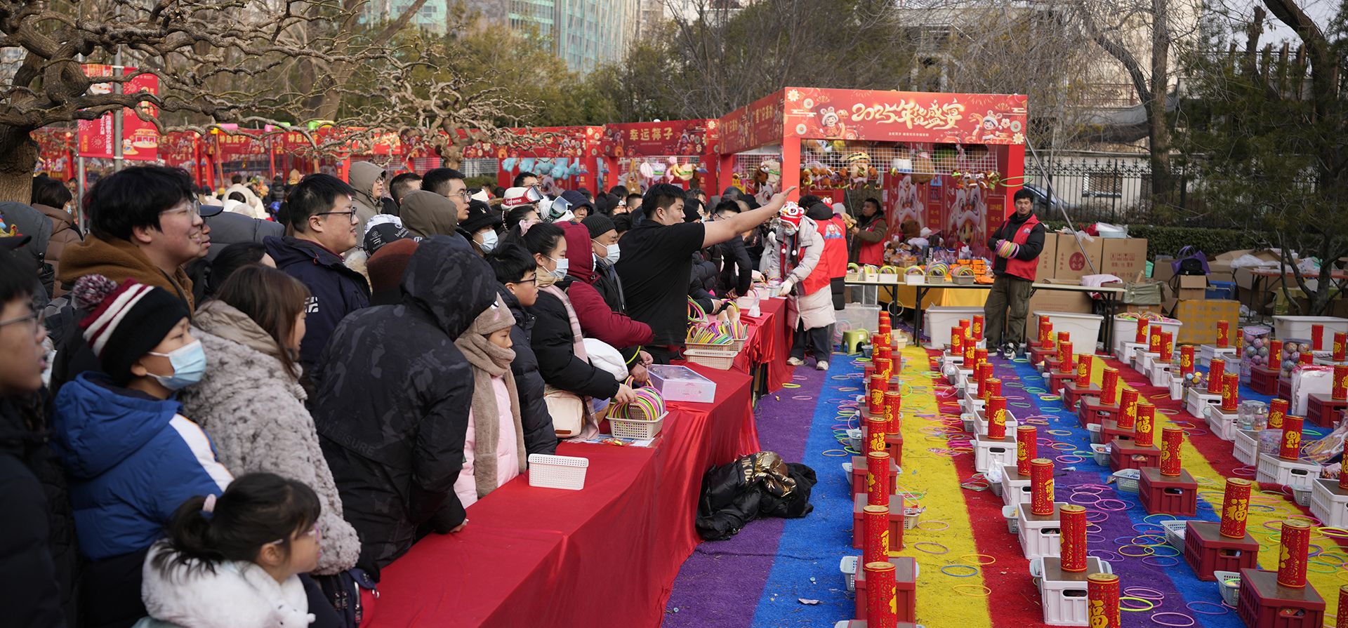 Una multitud observa a un hombre jugar durante la Feria del Templo del Parque Longtan en el segundo día del Año Nuevo Lunar en Beijing el jueves 30 de enero de 2025. (Foto AP/Aaron Favila) Una multitud observa a un hombre jugar durante la Feria del Templo del Parque Longtan en el segundo día del Año Nuevo Lunar en Beijing el jueves 30 de enero de 2025. (Foto AP/Aaron Favila)