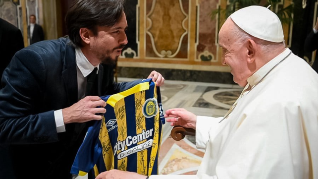 La camiseta de Central que recibió el Papa Francisco.